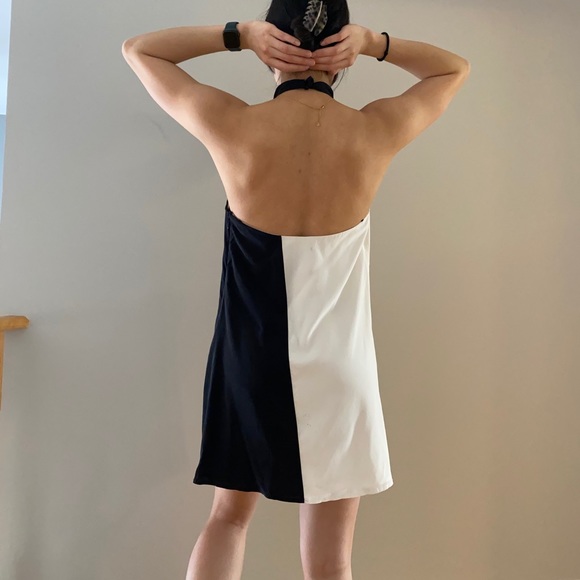 Halter neck backless dress - Picture 2 of 3